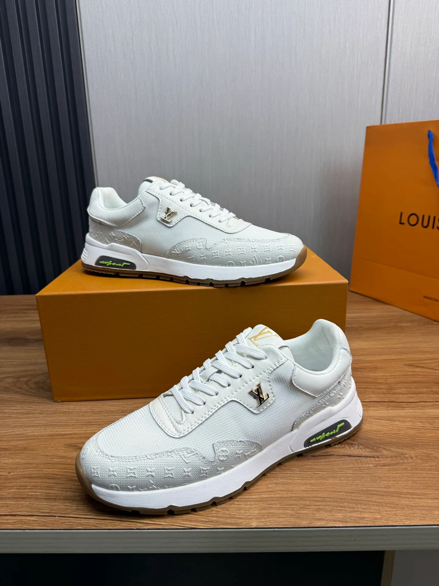 Men's shoes 💰460💰 LOUIS VUITTON [Luden Yiwei] Brand new trendy Lv is on the market 🎁, casual and fashionable men's shoes 👟 Original version shipped 1:1✅ The upper is made of imported brand leather + sheepskin lining, the original wear-resistant rubber outsole, the version is simple and elegant, exclusive for trendy men. 38-44